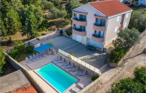 Bazén v ubytovaní Holiday Home Ivusini Xiv V alebo v jeho blízkosti