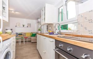 Η κουζίνα ή μικρή κουζίνα στο 3 Bedroom Stunning Home In Crikvenica