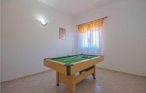 ein Billardtisch in einem Raum mit Fenster in der Unterkunft 4 Bedroom Amazing Home In Pavicini in Veliki Vareški
