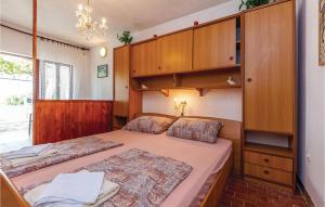 Posteľ alebo postele v izbe v ubytovaní Awesome Apartment In Crikvenica