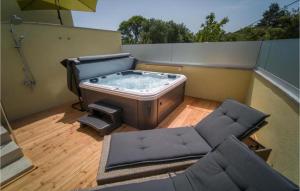 Imagine din galeria proprietății Villa Holiday Home Tos în Risika