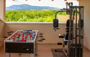 Habitación con tablero de ajedrez y gimnasio en Nice Home In Drnis With Sauna, en Šibenik