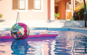 una piscina con una palla in acqua di Holiday Home Vinez V a Vinež Altre 41 foto