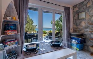 tavolo con bicchieri da vino e tavolo con vista sull'oceano di Amazing Apartment In Dobropoljana a Dobropoljana