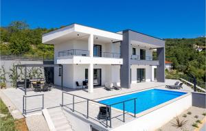 une grande maison blanche avec piscine dans l'établissement Villa Ziganto, à Opatija