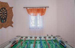 ein Spielzimmer mit einer Tischtennisplatte in der Unterkunft 4 Bedroom Amazing Home In Pavicini in Veliki Vareški