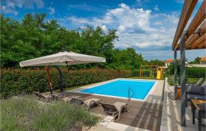 - une piscine avec un parasol, des chaises et une table dans l'établissement Villa Fritula, à Vižinada 49 autres photos