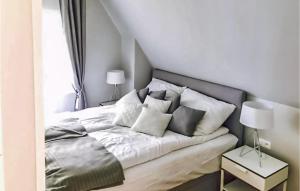 Posteľ alebo postele v izbe v ubytovaní 3 Bedroom Lovely Apartment In Lukecin