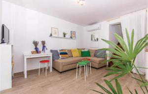 Χώρος καθιστικού στο 3 Bedroom Stunning Home In Crikvenica