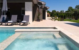 Hồ bơi trong/gần Villa Nia