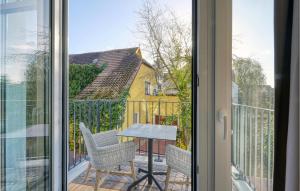 d'une porte coulissante en verre avec une table et des chaises sur un balcon. dans l'établissement Baltischer Hof Apartment 25, à Boltenhagen