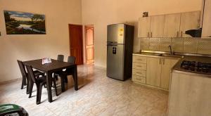 Nhà bếp/bếp nhỏ tại HOSPEDAJE VILLA SAMARA --- cerca de la piedra -- GUATAPÉ +15 ảnh