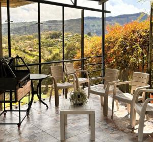 En generel udsigt til bjerge eller udsigt til bjerge taget fra kroen