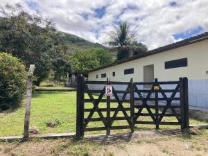 ボニートにあるRancho 7 maravilhaの家の前の看板入り門 +22枚の写真