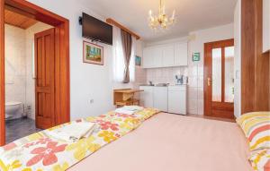 Kuchyň nebo kuchyňský kout v ubytování Cozy Apartment In Crikvenica