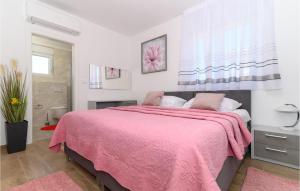 Posteľ alebo postele v izbe v ubytovaní Awesome Apartment In Seget Donji