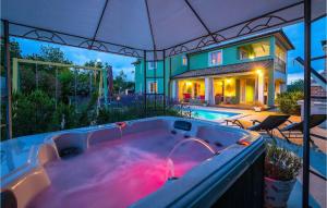 Bazén v ubytování Villa Branka nebo v jeho okolí