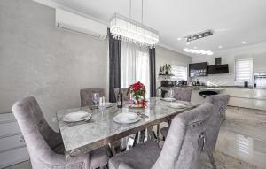 una sala da pranzo con tavolo e sedie di 3 Bedroom Amazing Home In Bilice a Bilice (Bilizze)