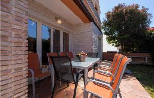 un tavolo e delle sedie seduti su un patio di Villa Leon a Funtana