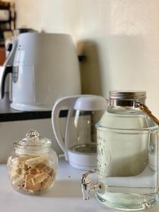 eine Küchentheke mit einem Glas Milch und einem Mixer in der Unterkunft Luna Loft in Mondesa