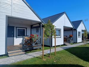 een rij modulaire woningen met een terras bij Bałtyk i Las in Rusinowo