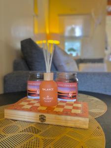 ein Tisch mit zwei Gläsern und einem Buch auf einem Schachbrett in der Unterkunft Luna Loft in Mondesa + 46 Fotos