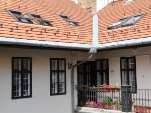 Queen Zita Apt 130 m2 near Chain Bridge في بودابست: منزل به سقف برتقالي ونوافذ سوداء