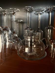 eine Gruppe von Glasgeschirr und Gläsern auf einem Tisch in der Unterkunft Luna Loft in Mondesa