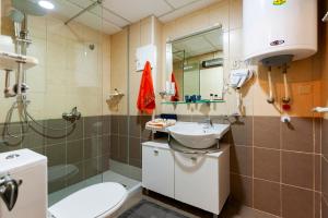 une salle de bain avec un lavabo, des toilettes et une douche dans l'établissement Petar Apartment-City Center, Ohrid, à Ohrid 15 autres photos