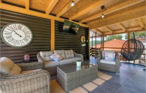 O zonă de relaxare la Two-Bedroom Holiday Home In Zagreb