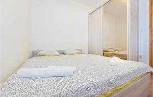 Postel nebo postele na pokoji v ubytování Holiday Home Jezera With Sea View I
