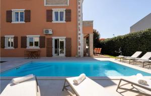 una villa con piscina e un edificio di Villa Leon a Funtana
