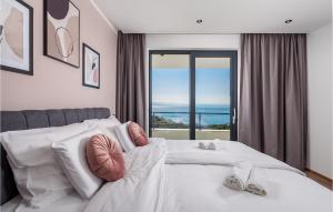 une chambre avec un lit blanc avec une grande fenêtre dans l'établissement Villa Ziganto, à Opatija