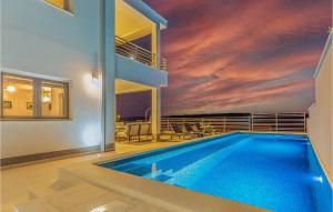 Bazén v ubytování 5 Bedroom Amazing Home In Jesenice nebo v jeho okolí + 33 fotografií