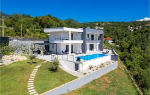 une vue aérienne d'une maison avec piscine dans l'établissement Villa Ziganto, à Opatija