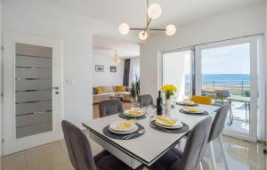 Fotografie z fotogalerie ubytování 5 Bedroom Amazing Home In Jesenice v destinaci Jesenice