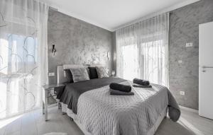 una camera da letto con un letto con due cuscini sopra di 3 Bedroom Amazing Home In Bilice a Bilice (Bilizze)