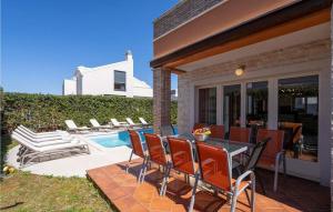 un patio con tavolo e sedie accanto alla piscina di Villa Leon a Funtana Altre 37 foto