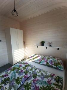 een slaapkamer met een groot bed in een kamer bij Bałtyk i Las in Rusinowo