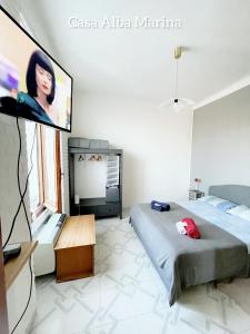 a room with a bed and a tv in it at Alba Marina in Fezzano