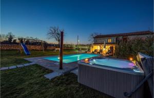 Bazén v ubytování Villa Casa Carbonera nebo v jeho okolí