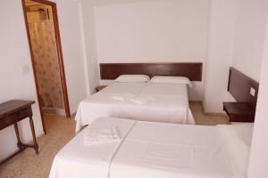 Postel nebo postele na pokoji v ubytování Hostal La Torre