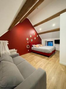 Un dormitorio con dos camas y una pared roja. en Maison avec piscine et cave voûtée, en Perrigny-lès-Dijon 33 fotos más