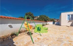 eine grüne Schaukel im Hof in der Unterkunft Gorgeous Home In Pakostane With Kitchen in Pakoštane