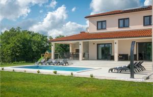 Πισίνα στο ή κοντά στο Cozy Home In Prodol With Wifi