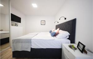 Posteľ alebo postele v izbe v ubytovaní Beautiful Apartment In Zadar With Wifi