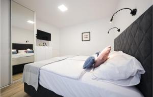 Posteľ alebo postele v izbe v ubytovaní Beautiful Apartment In Zadar With Wifi