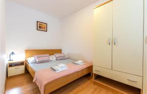Posteľ alebo postele v izbe v ubytovaní 1 Bedroom Lovely Apartment In Pisak