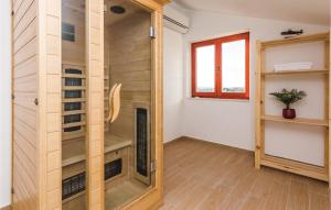 Pokój z sauną z drewnianymi ścianami w obiekcie Amazing Home In Sv,filip I Jakov w mieście Sveti Filip i Jakov