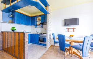 Kuchyňa alebo kuchynka v ubytovaní 1 Bedroom Beautiful Apartment In Duce